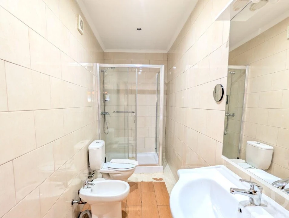 Apartamento T1 para Arrendamento em Misericórdia Foto 14