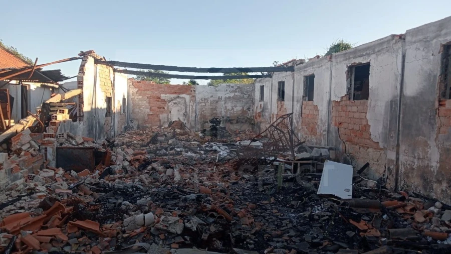 Apartamento para Venda em Colares Foto 24