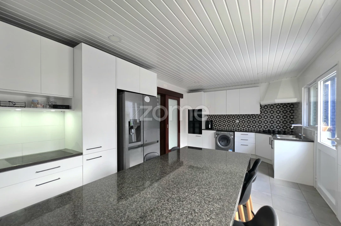 Moradia T4 para Venda em Calhetas Foto 1