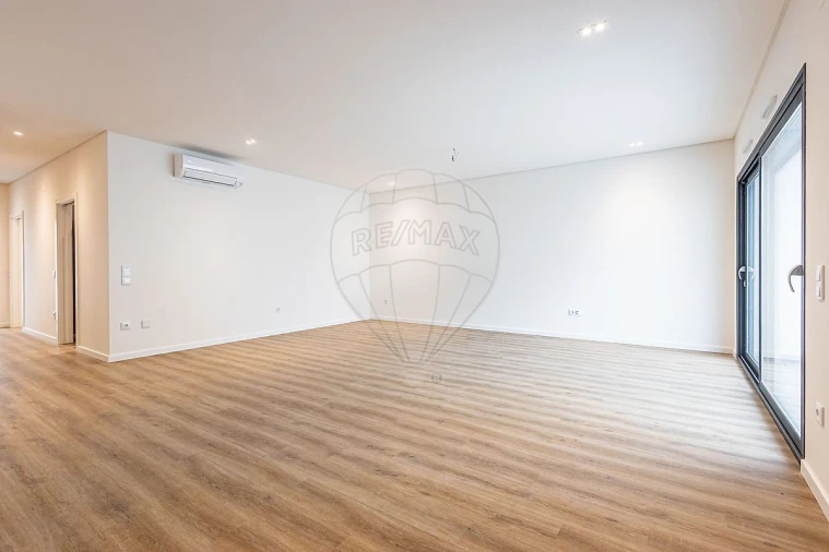 Moradia T4 para Venda em Aveiras de Cima Foto 3