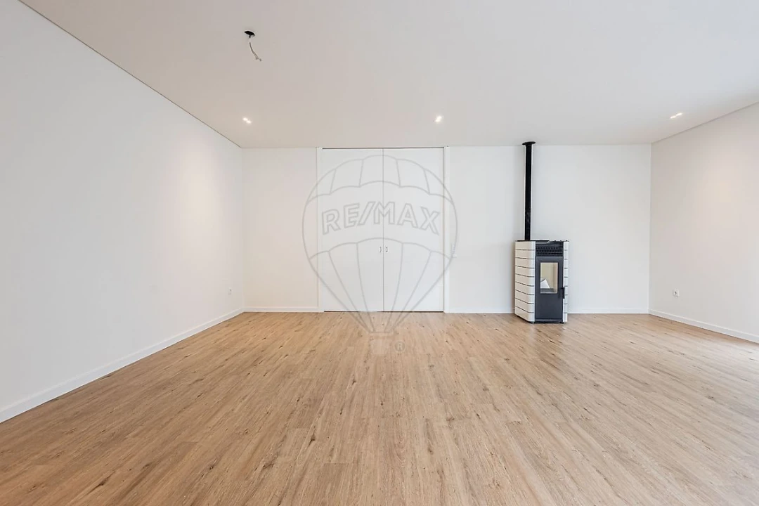 Moradia T4 para Venda em Aveiras de Cima Foto 6