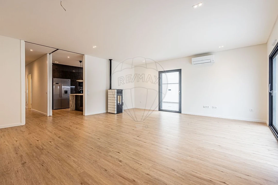 Moradia T4 para Venda em Aveiras de Cima Foto 3