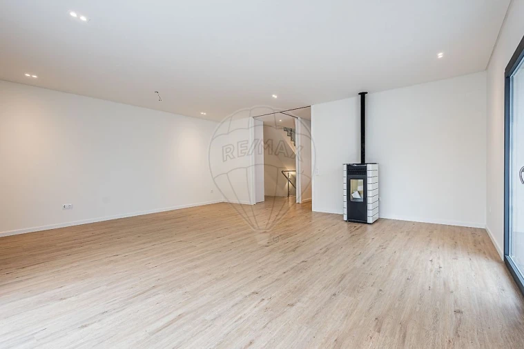 Moradia T4 para Venda em Aveiras de Cima Foto 8