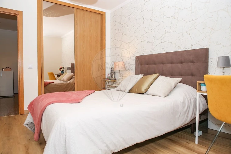 Apartamento T2 para Venda em Carregado e Cadafais Foto 13