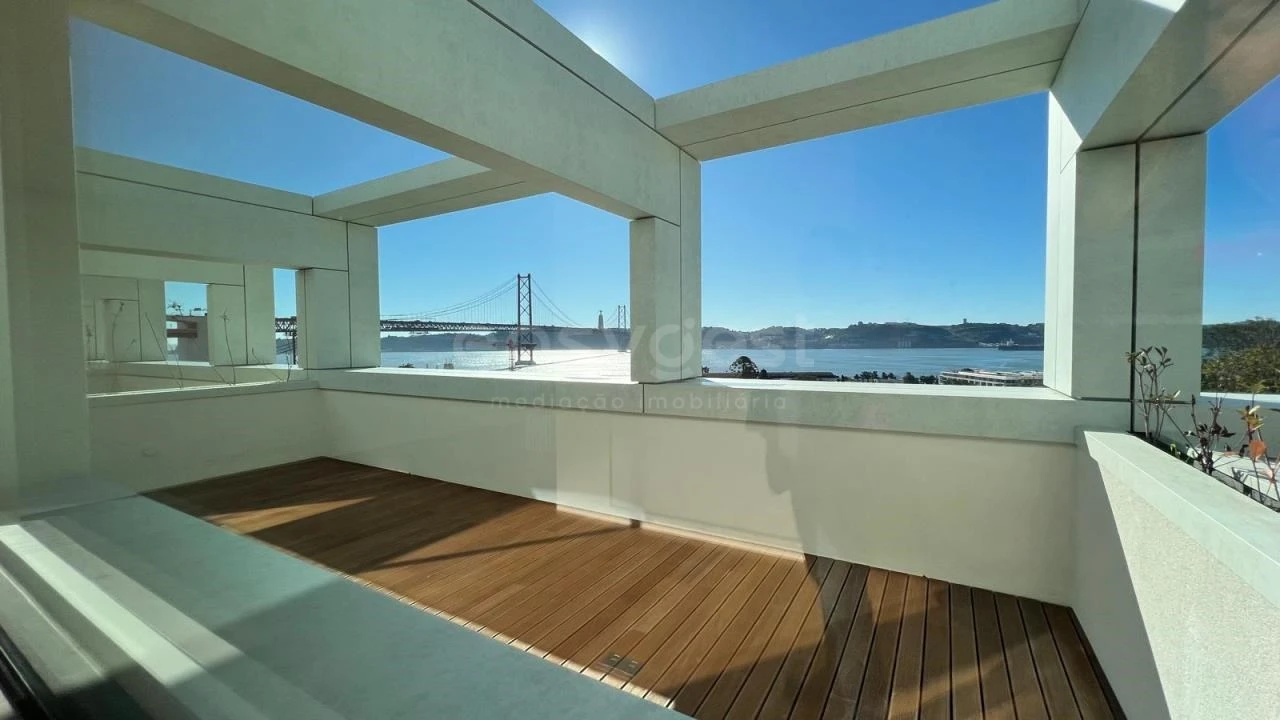 Moradia T4 para Venda em Alcantara Foto 3