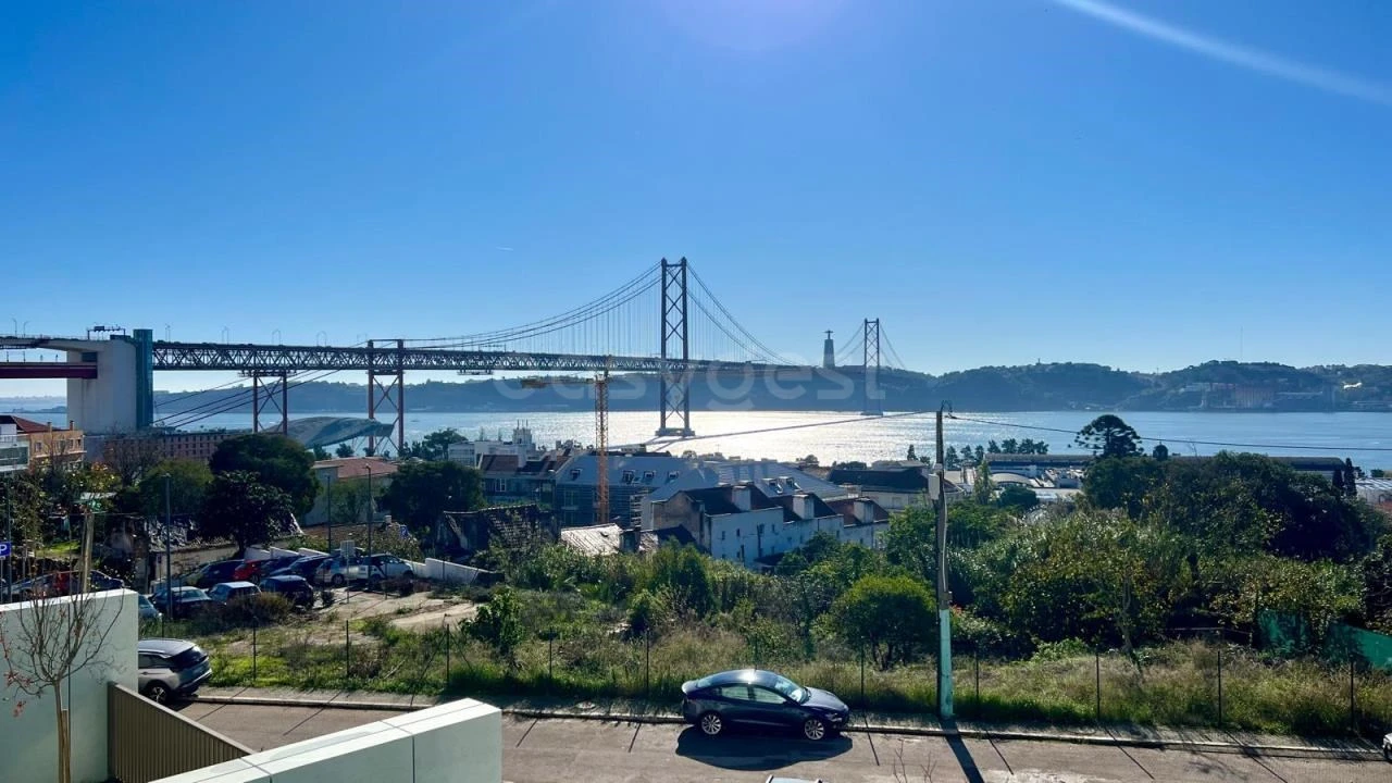 Moradia T4 para Venda em Alcantara Foto 1