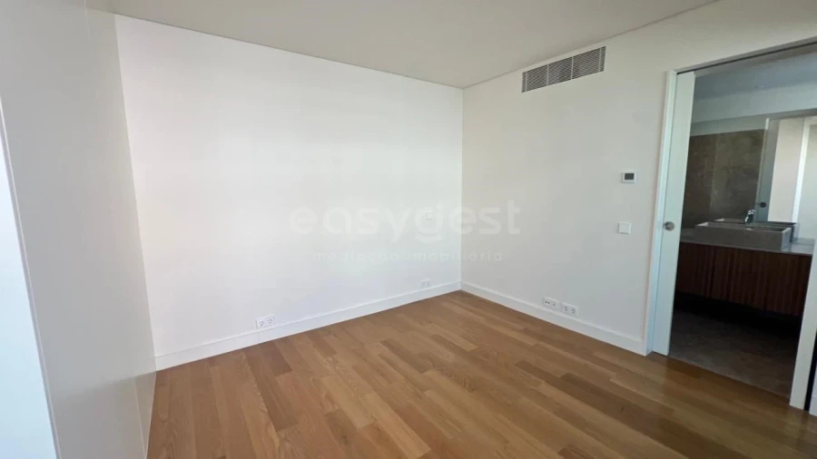 Moradia T4 para Venda em Alcantara Foto 12