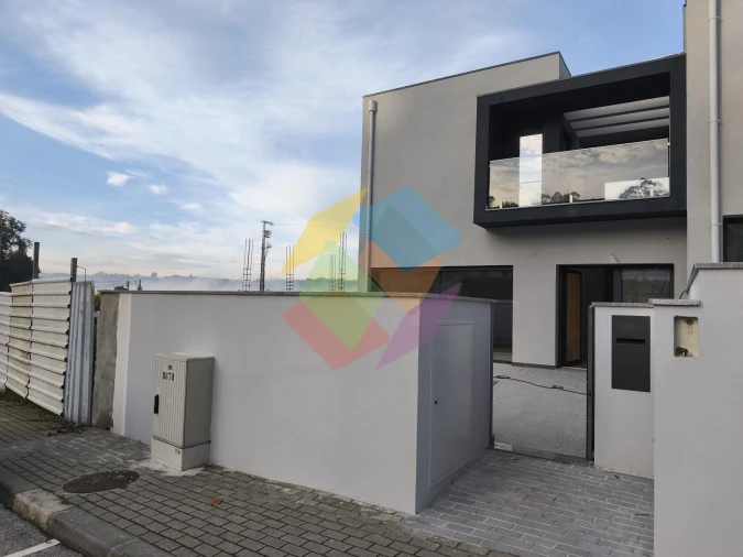 Moradia T4 para Venda em Santa Maria da Feira, Travanca, Sanfins e Espargo Foto 1