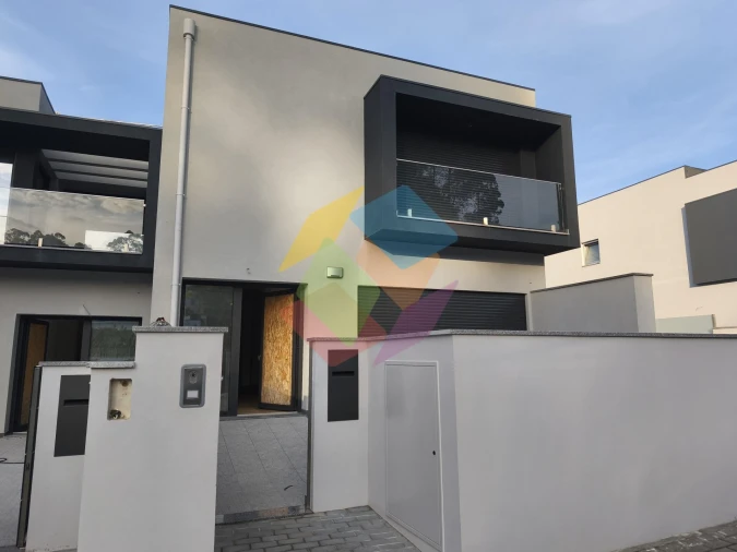 Moradia T4 para Venda em Santa Maria da Feira, Travanca, Sanfins e Espargo Foto 1