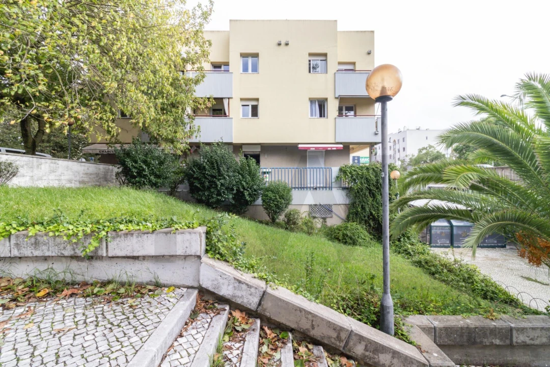 Apartamento T2 para Arrendamento em Lumiar Foto 1