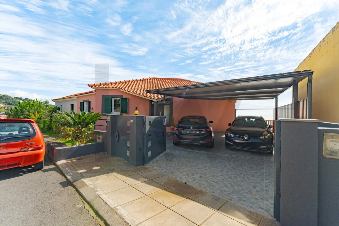 Moradia T4 para Venda em Estreito de Camara de Lobos Foto 40