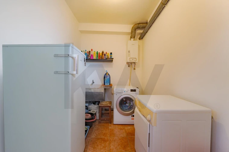 Moradia T4 para Venda em Estreito de Camara de Lobos Foto 36