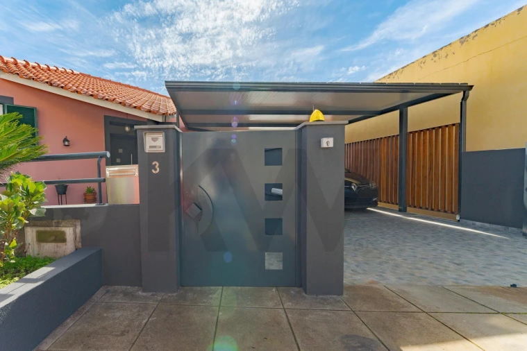 Moradia T4 para Venda em Estreito de Camara de Lobos Foto 4