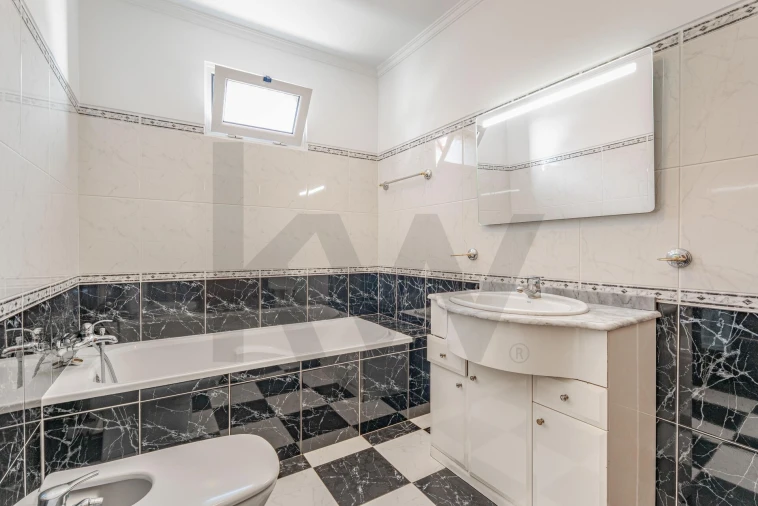 Moradia T4 para Venda em Estreito de Camara de Lobos Foto 28