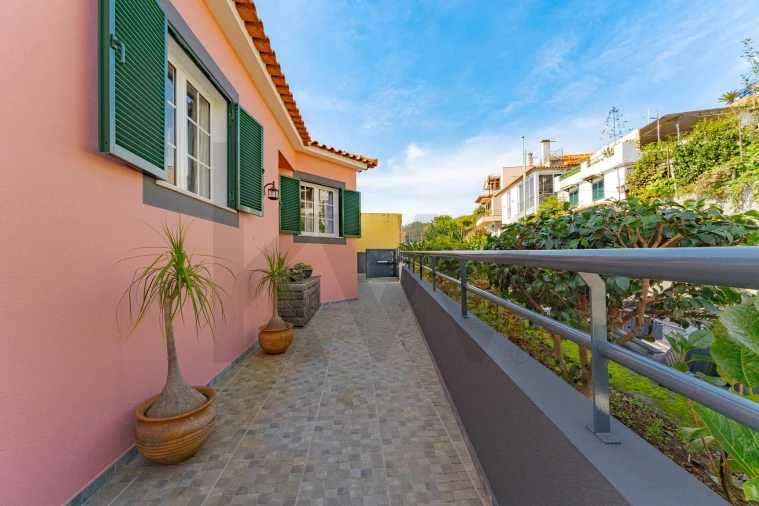 Moradia T4 para Venda em Estreito de Camara de Lobos Foto 56