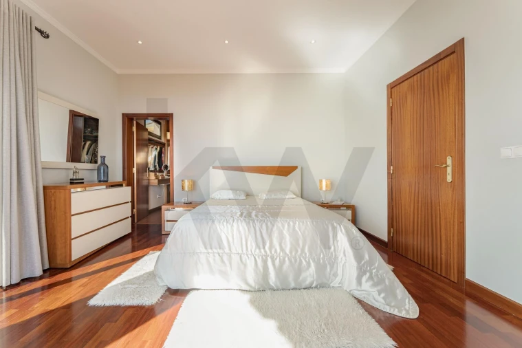 Moradia T4 para Venda em Estreito de Camara de Lobos Foto 24