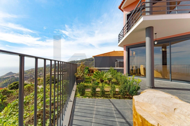 Moradia T4 para Venda em Estreito de Camara de Lobos Foto 44