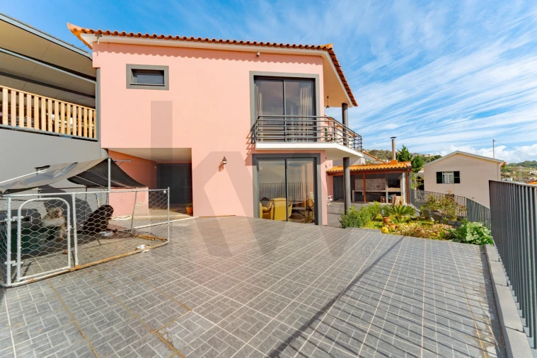 Moradia T4 para Venda em Estreito de Camara de Lobos Foto 45