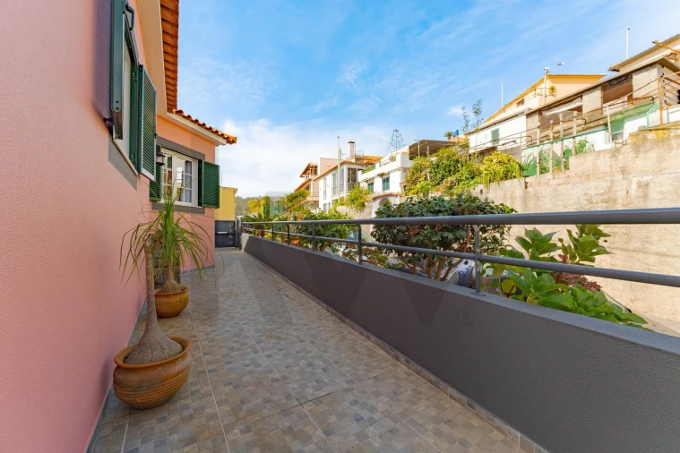 Moradia T4 para Venda em Estreito de Camara de Lobos Foto 39