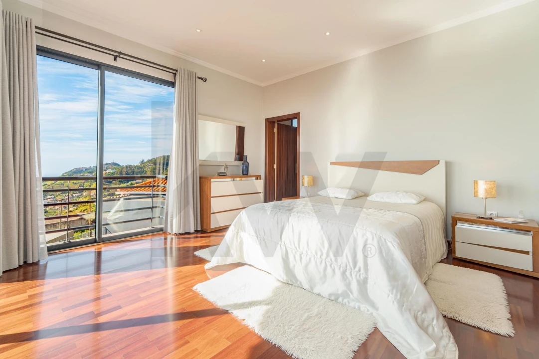 Moradia T4 para Venda em Estreito de Camara de Lobos Foto 23