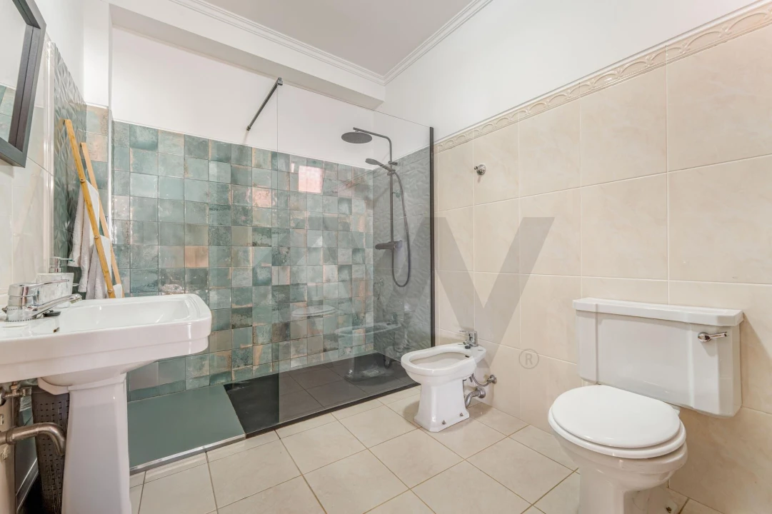 Moradia T4 para Venda em Estreito de Camara de Lobos Foto 35