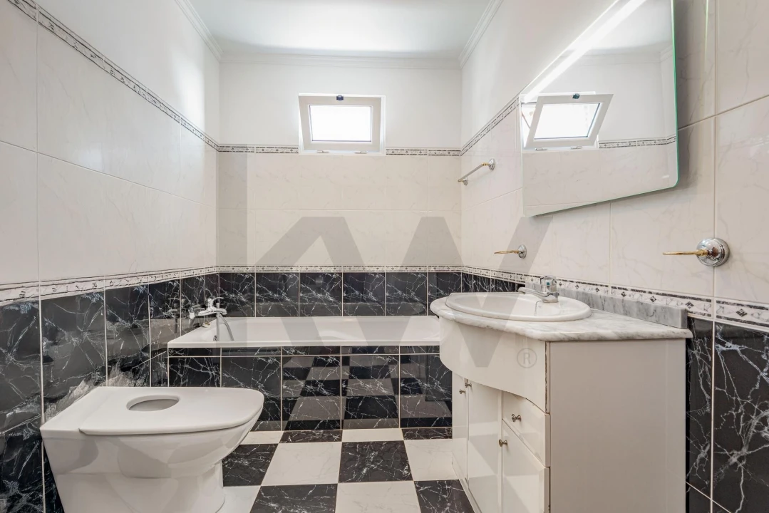 Moradia T4 para Venda em Estreito de Camara de Lobos Foto 27