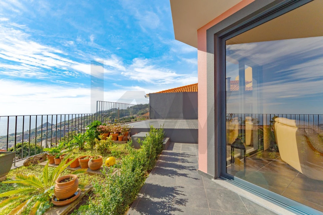 Moradia T4 para Venda em Estreito de Camara de Lobos Foto 1