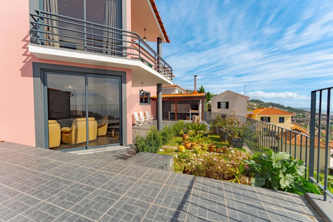 Moradia T4 para Venda em Estreito de Camara de Lobos Foto 11