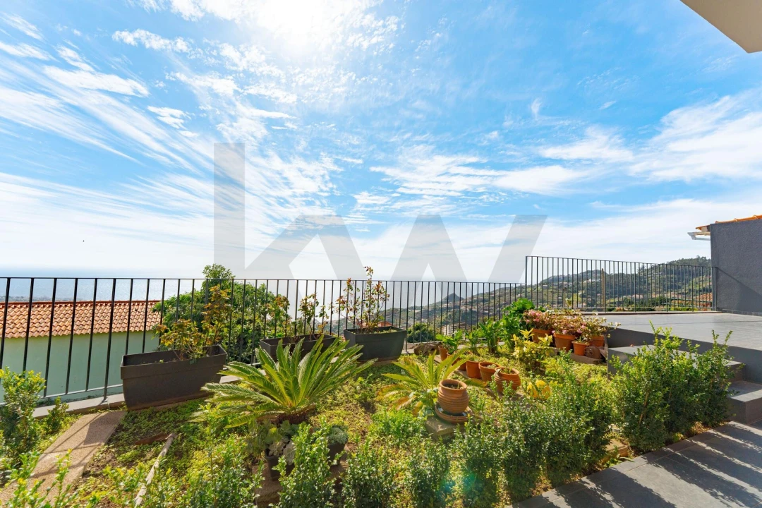 Moradia T4 para Venda em Estreito de Camara de Lobos Foto 2