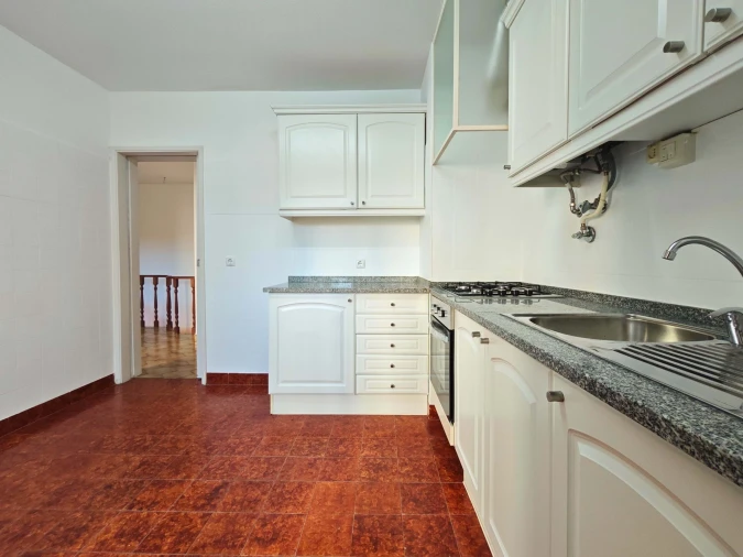 Apartamento T7 para Arrendamento em Santo António dos Cavaleiros e Frielas Foto 5