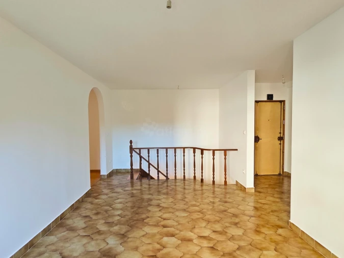 Apartamento T7 para Arrendamento em Santo António dos Cavaleiros e Frielas Foto 6