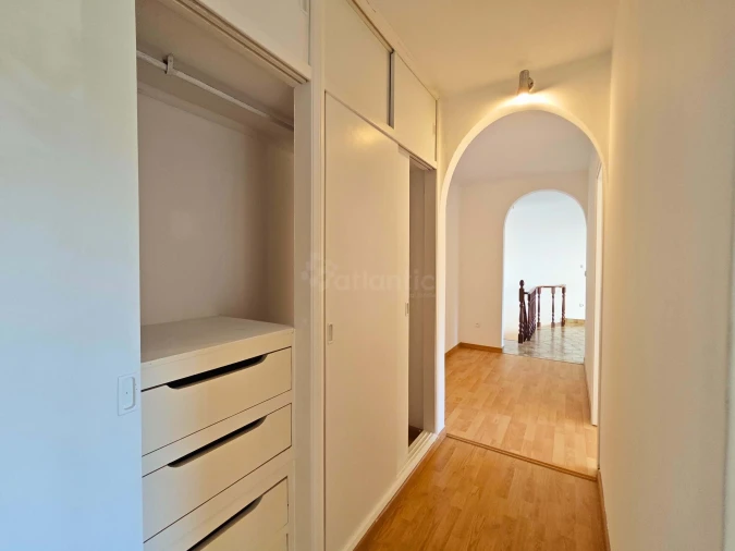 Apartamento T7 para Arrendamento em Santo António dos Cavaleiros e Frielas Foto 9