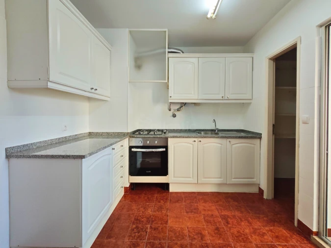 Apartamento T7 para Arrendamento em Santo António dos Cavaleiros e Frielas