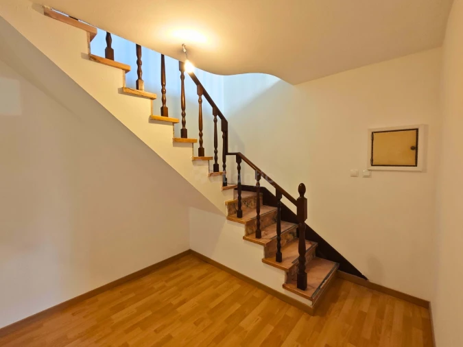 Apartamento T7 para Arrendamento em Santo António dos Cavaleiros e Frielas Foto 14