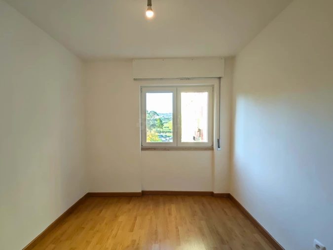 Apartamento T7 para Arrendamento em Santo António dos Cavaleiros e Frielas Foto 10