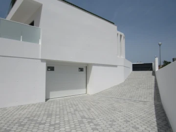 Moradia T4 para Venda em Santa Maria, São Pedro e Sobral da Lagoa