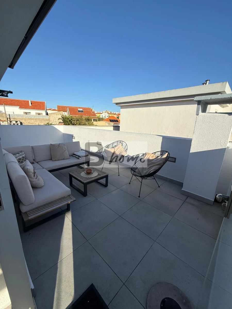 Apartamento T3 para Venda em Charneca de Caparica e Sobreda Foto 1