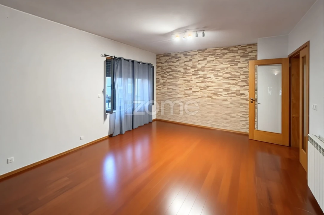 Apartamento T4 para Venda em Oliveira do Douro Foto 1