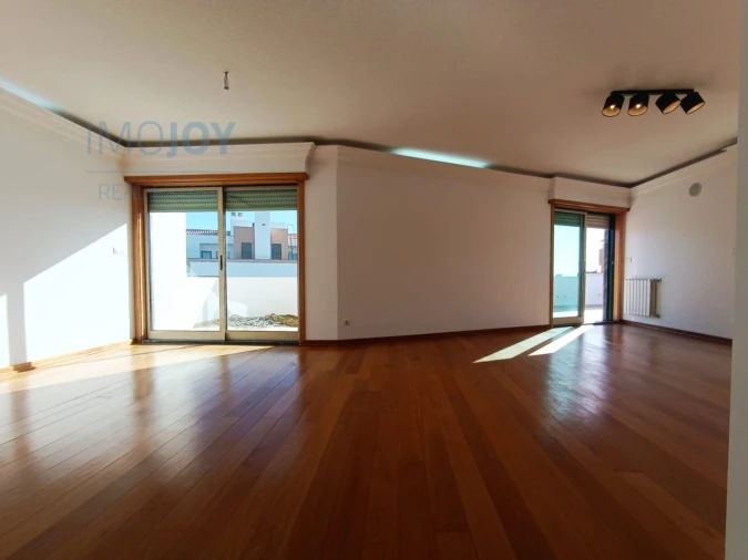 Apartamento T3 para Arrendamento em Carnaxide e Queijas Foto 3