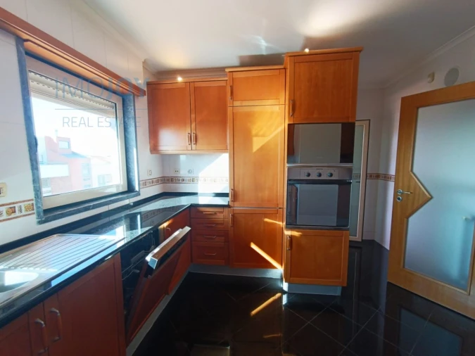 Apartamento T3 para Arrendamento em Carnaxide e Queijas Foto 7