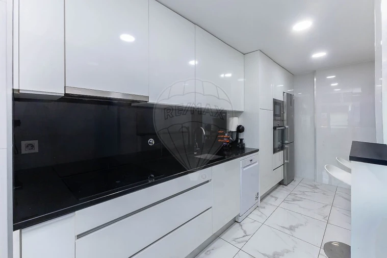 Apartamento T2 para Arrendamento em Vilar de Andorinho Foto 16