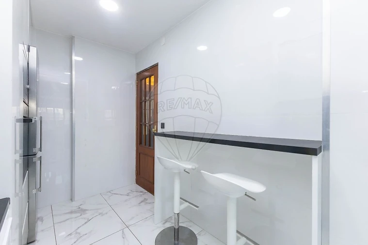 Apartamento T2 para Arrendamento em Vilar de Andorinho Foto 17