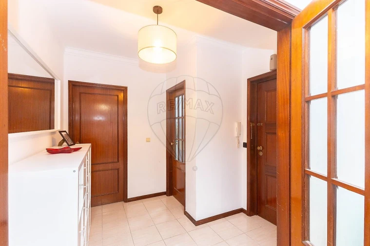 Apartamento T2 para Arrendamento em Vilar de Andorinho Foto 7