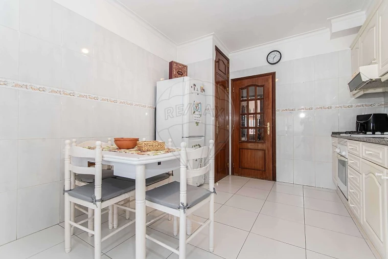 Apartamento T2 para Venda em Carregado e Cadafais Foto 8