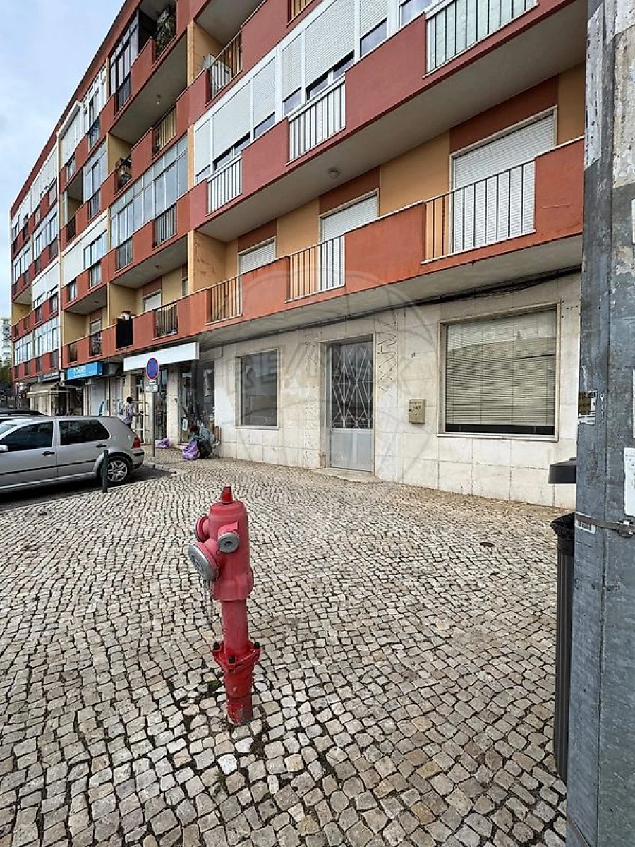 Loja para Arrendamento em Queluz e Belas