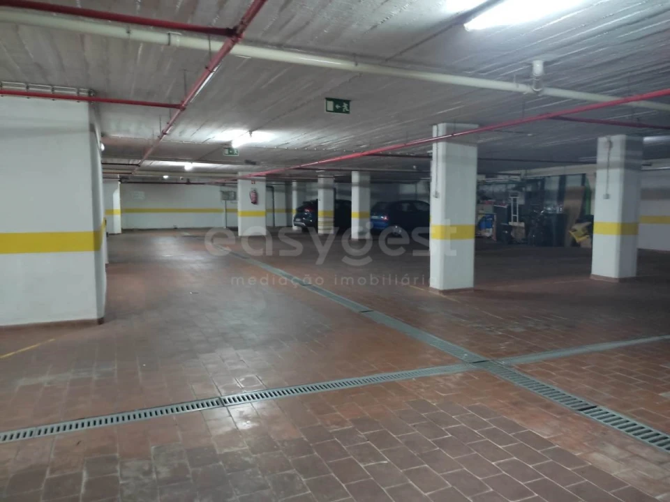 Garagem para Venda em São Domingos de Benfica Foto 11