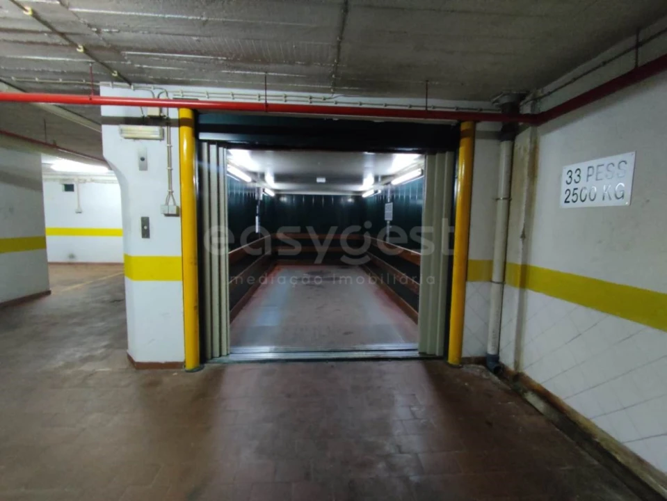 Garagem para Venda em São Domingos de Benfica Foto 8