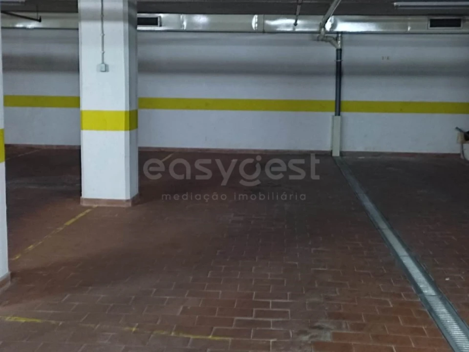 Garagem para Venda em São Domingos de Benfica Foto 13