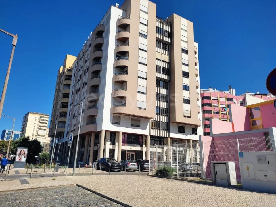 Garagem para Venda em São Domingos de Benfica Foto 2
