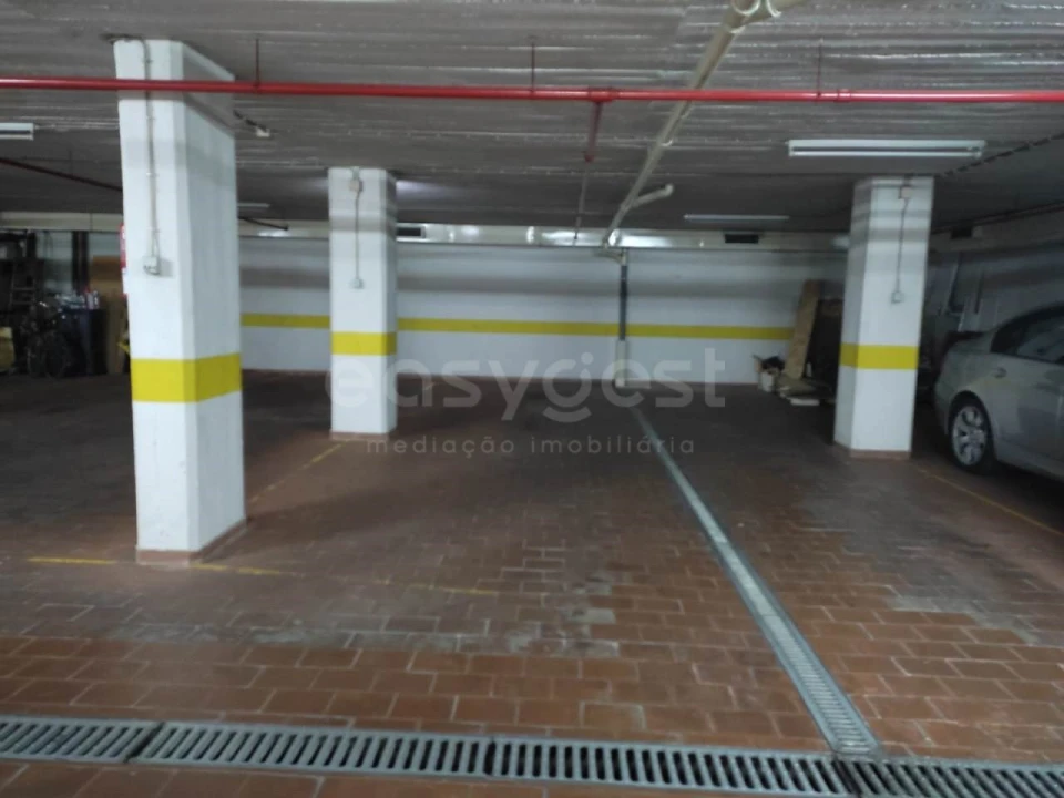 Garagem para Venda em São Domingos de Benfica Foto 11